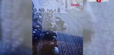 Camide 'pes artık' dedirten hırsızlık! Cemaat secdedeyken çantaları çaldı