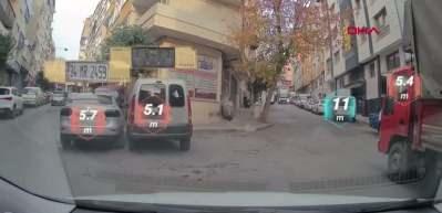 Dikkatsiz sürücü ağacı devirdi