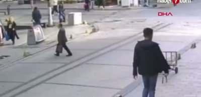 Fatih'te yolun karşısına geçen çocuğa motosiklet çarpıp kaçtı!