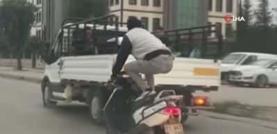 Motosikletli maganda hem kendi canını hem sürücülerin canını hiçe saydı