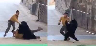 Çin'de korku dolu anlar: Kara ayı bakıcısına saldırdı