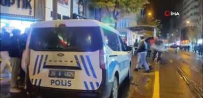 İki grubun kavgasını ayırmaya gelen esnaf da kavgaya dahil oldu: 1 yaralı