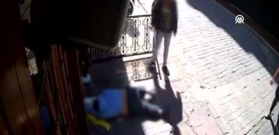 İnsanlığın öldüğü anlar! Yolda bayılan adamın telefonunu çaldılar