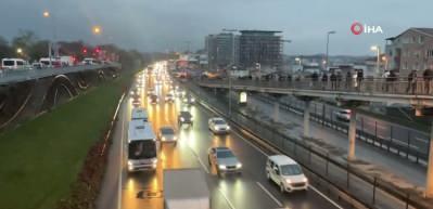 İstanbul'da haftanın ilk günü trafik yoğunluğu yüzde 80 oldu