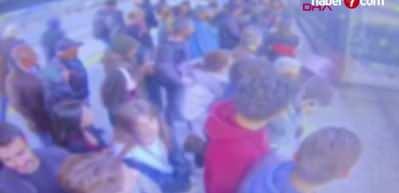 İstanbul'da kahreden kaza! 14 yaşındaki kız metrobüsün altında kaldı!  