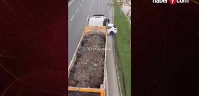  İzmir'de dehşet anları! Hafriyat kamyonu otomobili önüne alıp metrelerce sürükledi