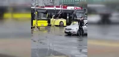 Kağıthane'de otobüs durağında havaya ateş açtı; arkadaşına cep telefonuyla kaydettirdi