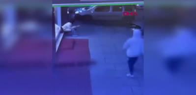 Kapkaçcı sert kayaya çarptı! Cesura kadının hareketi kamerada