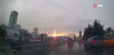 Maltepe’de havalimanı personelini taşıyan servis minibüsü devrildi