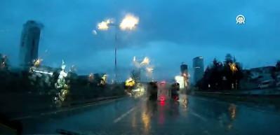 Maltepe’de havalimanı personelini taşıyan servis minibüsü devrildi