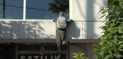 Mersin'de binadaki mankeni görenle taşa sarılıyor! 