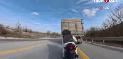 Motosiklet tıra ok gibi saplandı, sürücü yaralandı