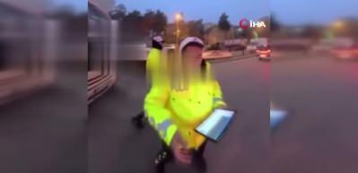 Muş'ta üşüyen kuryeye eldivenini veren polis gönülleri ısıttı