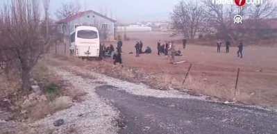 Öğrenci servis aracı ile kamyonet çarpıştı, 14 kişi yaralandı