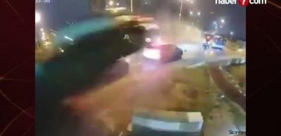Romanya'da film gibi bir kaza: Sürücü kavşaktan tam anlamıyla uçarak geçti