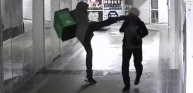 Rusya'da kan donduran anlar! Kurye, yaşlı kadının yüzüne böyle tekme attı
