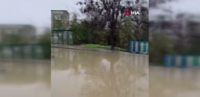 Sağanak yağış Sarıyer Kilyos yolunu göle çevirdi