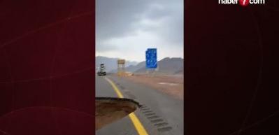 Suudi Arabistan'da oluşan dev obruk görenleri hayrete uğrattı!