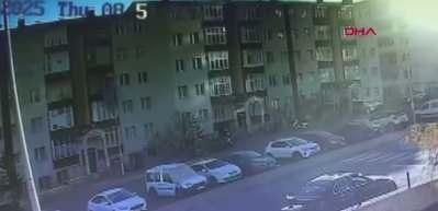 Tamir ettiği bacayı kontrol ederken çatıdan düşüp öldü; o anlar kamerada