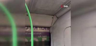 Tavandan su damlatan otobüste vatandaş yolculuk yaparken şemsiye açtı