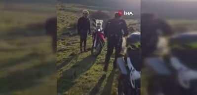 Tek başına buldukları yeni doğmuş kuzuyu 3 kilometre ötedeki annesi ile kavuşturdular