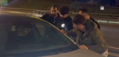  TEM Otoyolu'nda uyuyakalan sürücüye ulaşmak için aracın camını baltayla kırdılar