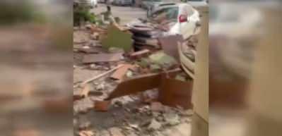 Fırtınanın etkisiyle yıkılan duvar 3 otomobile ve 1 motosiklet zarar verdi