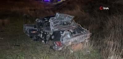 Uşak'ta otomobil şarampole devrildi: 2 ölü, 1 yaralı