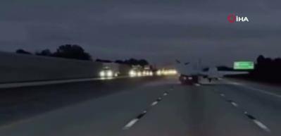 ABD'de uçak, seyir halindeki araca çarptı