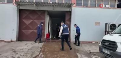 Adana’da depoya baskın: Mahalleyi saran kokunun kaynağı 25 kasa bozuk tavuk çıktı