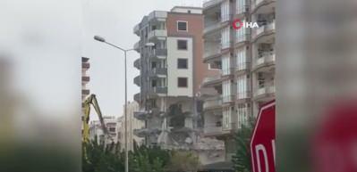 Ağır hasarlı bina korna sesiyle yerle bir oldu