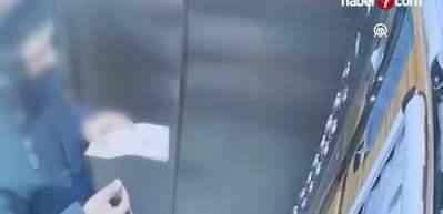 Atat&uuml;rk'&uuml;n portresine t&uuml;k&uuml;rd&uuml;ğ&uuml; belirlenen kurye yakalandı