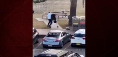 Avustralya'da kara pazar! Saldırganın &uuml;zerine atlayan kahraman adam kameralara yansıdı