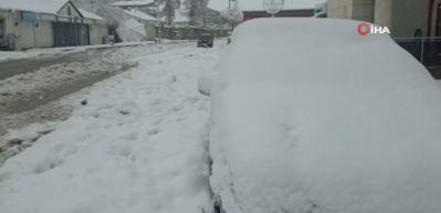 Beyaz örtüyle zorlu mücadele: Kar yağışı etkili oldu yollar kapandı!