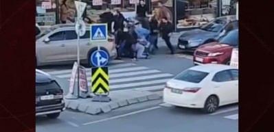 Beylikd&uuml;z&uuml;'nde sokak ortasında tekmeli yumruklu kavga &ccedil;ıktı