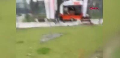 Bursa'da gen&ccedil;ler birbirine girdi! Tekmeli yumruklu kavga kamerada