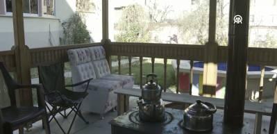 Emekli Doktor Yakup İşleyen, Oltu taşını ahşap oymacılığıyla sanata dönüştürüyor