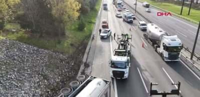 Esenyurt TEM Otoyolu'nda tanker devrildi; trafik yoğunluğu oluştu 