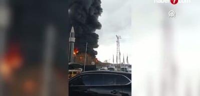 Fabrikada çıkan yangına müdahale ediliyor