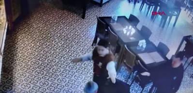 Heimlich manevrasını bilen çalışan müşterisinin hayatını kurtardı!