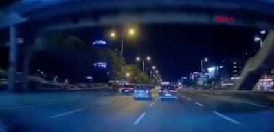 Kadık&ouml;y'de makas atan s&uuml;r&uuml;c&uuml; kazaya sebep oldu