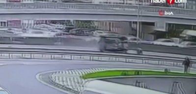 Kocaeli'de feci kaza! Otomobilin taklalar attığı o anlar saniye saniye kamerada