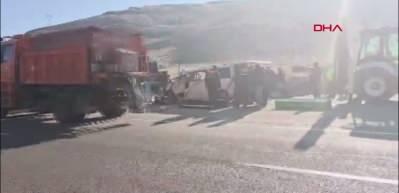 Malatya'da hafif ticari aracın TIR'a arkadan çarptığı kazada: 3 ölü 