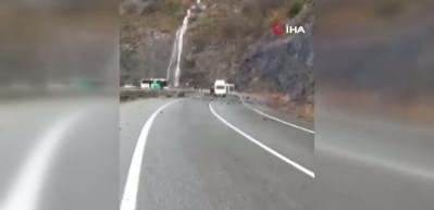 Minibüsün üzerine dev kayalar düştü, 3 kişi şans eseri kurtuldu