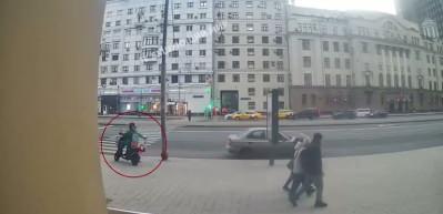 Moskova'da polis aracının çarptığı motosikletli hayatını kaybetti.