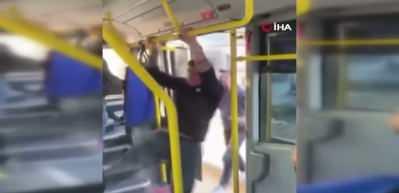 Bursa'da yolcu minibüsünü satırla bastı