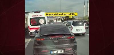 Trafikte pes dedirten anlar! Ambulansların arasına daldı sirenleri umursamadı