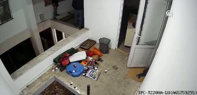 Ordu'da asma tavanın çökmesi sonucu düşen adam kameraya yansıdı