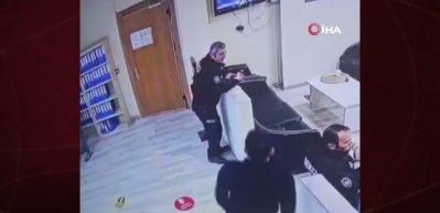 Polis merkezinde bir şahıs bekçiye saldırarak silahını almaya çalıştı