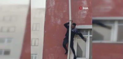 Sultangazi'de yangından kurtulmak için borulara tutunan adamın düştüğü anlar kamerada